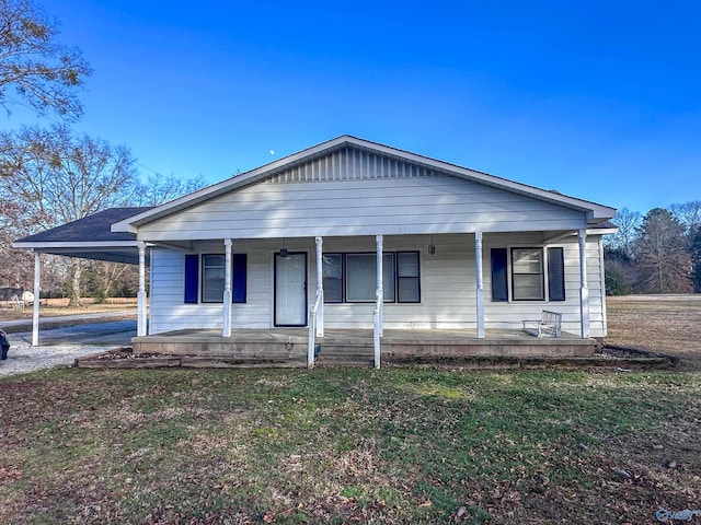 view of front of property featuring a front lawn and a porch