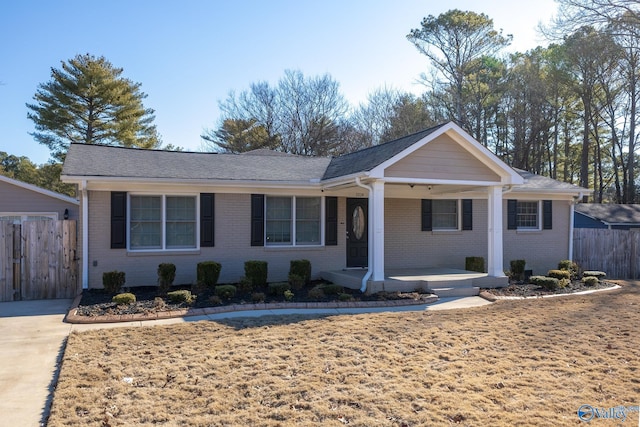 ranch-style home featuring a front lawn