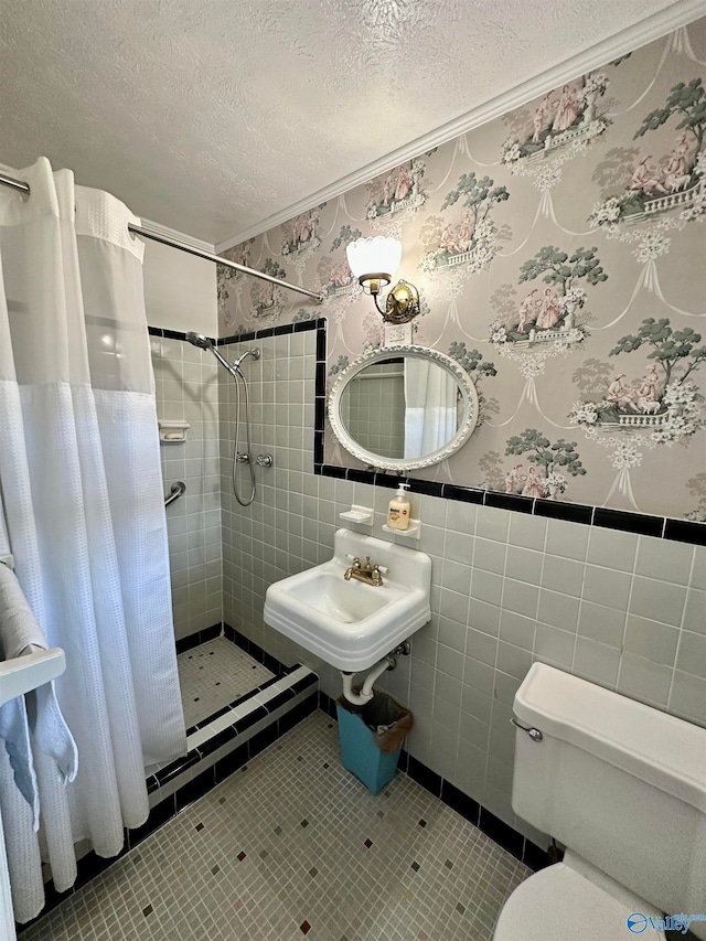 bathroom featuring a textured ceiling, toilet, tile patterned floors, and a shower with shower curtain