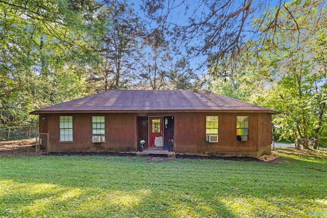 single story home featuring a front lawn