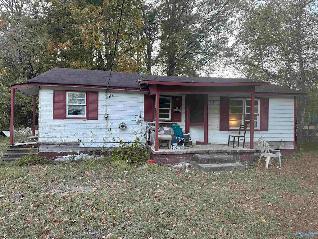 view of front of house with a porch and a front lawn