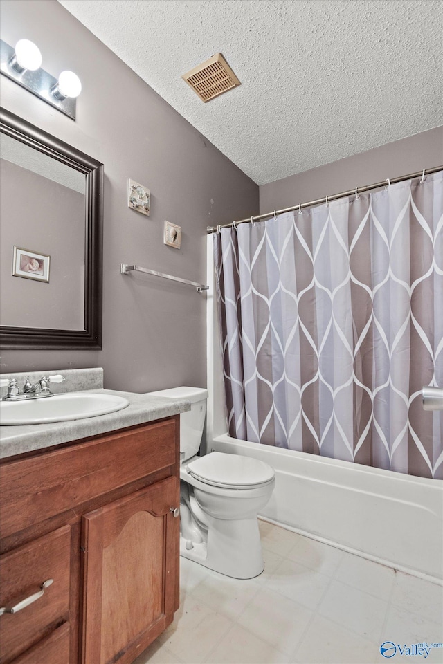 1004 Carter Grove Rd, Hazel Green, AL 35750 - full bath featuring shower / bathtub combination with curtain, toilet, vanity, visible vents, and a textured ceiling