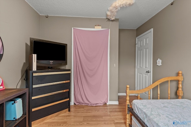 1004 Carter Grove Rd, Hazel Green, AL 35750 - bedroom featuring baseboards, light wood-type flooring, and a textured ceiling