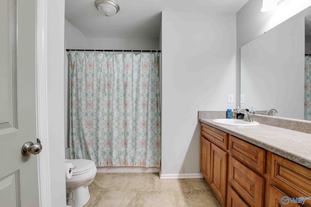 bathroom with a shower with shower curtain, vanity, and toilet