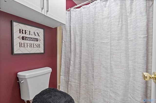 328 Shadow Pointe Dr SW, Decatur, AL 35601 - full bathroom featuring a shower with curtain and toilet
