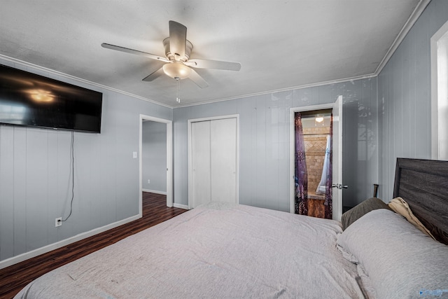 bedroom featuring a ceiling fan, wood finished floors, baseboards, ornamental molding, and a closet