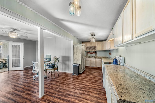 kitchen with dark wood-type flooring, electric range, refrigerator, a ceiling fan, and a sink