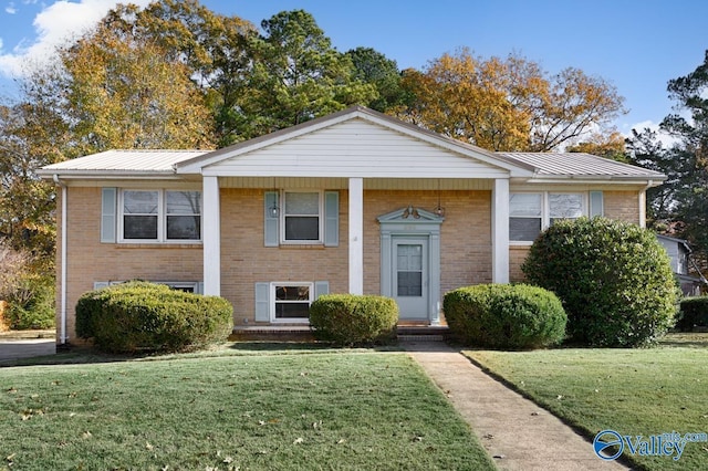 view of front of house featuring a front lawn