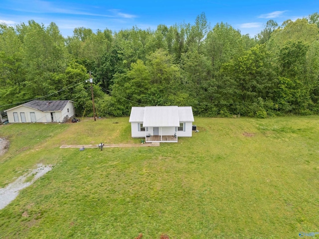 birds eye view of property featuring a forest view