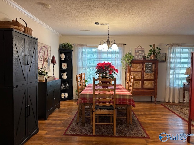 dining area featuring crown molding, an inviting chandelier, a textured ceiling, and dark hardwood / wood-style flooring