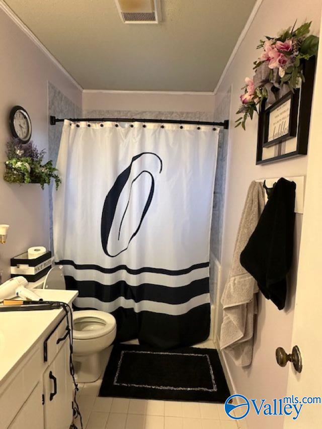 full bathroom featuring crown molding, visible vents, toilet, vanity, and a shower with curtain