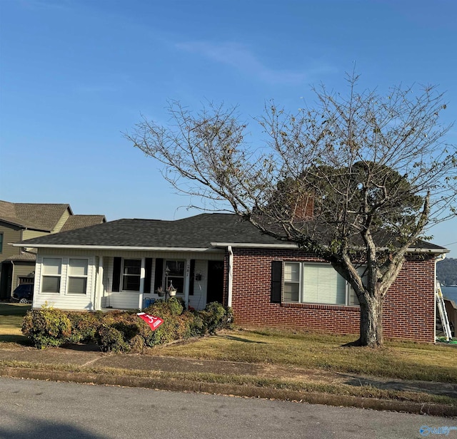 ranch-style home featuring a front lawn