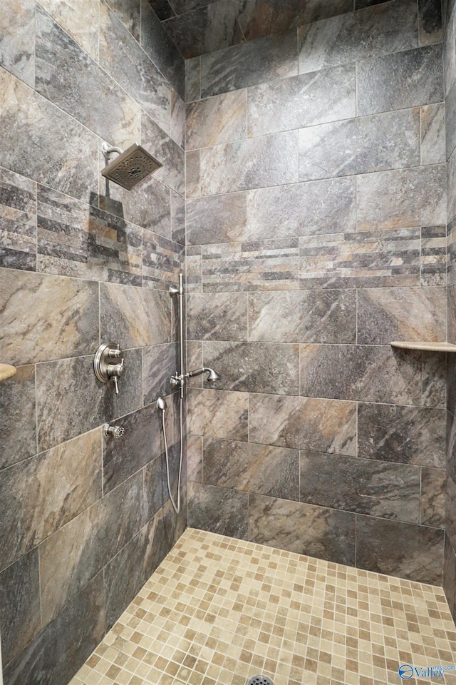 full bathroom featuring tiled shower