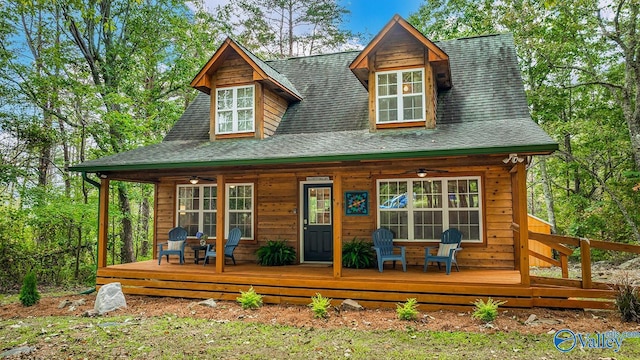 view of front of property featuring ceiling fan