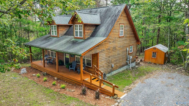 view of front of property featuring a storage shed and a porch