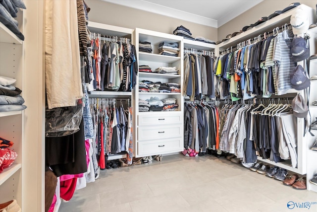 walk in closet with light tile patterned flooring