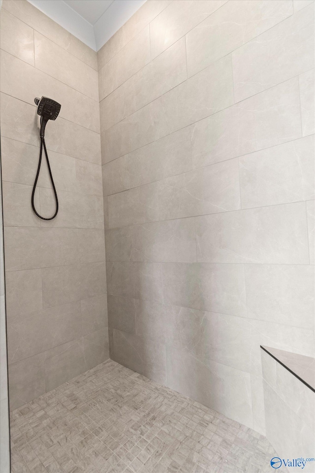 bathroom featuring a tile shower