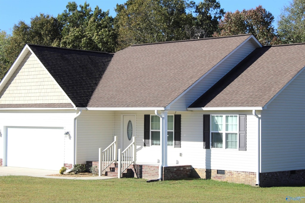 view of front facade featuring a front yard and a garage