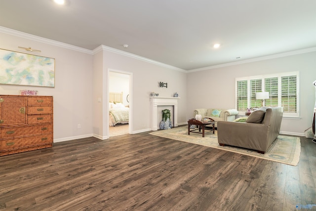 living room featuring recessed lighting, crown molding, baseboards, and wood finished floors