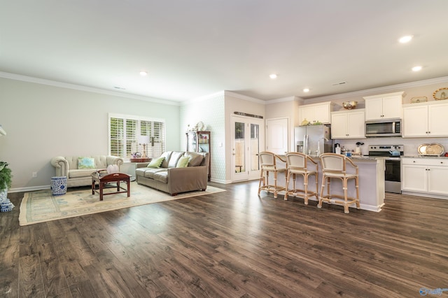 living area featuring recessed lighting, baseboards, dark wood-style floors, and crown molding