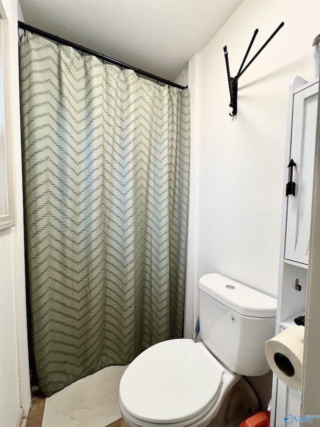 229 Crawford Rd, Scottsboro, AL 35769 - bathroom featuring curtained shower and toilet