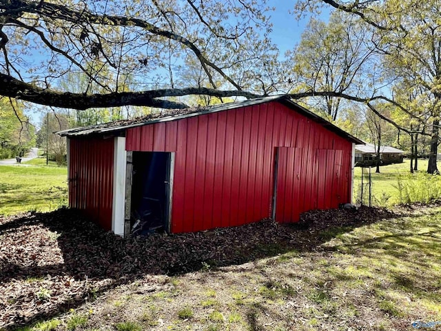view of outdoor structure featuring an outbuilding