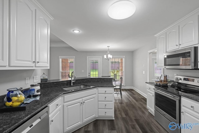 2624 Bransford Trl, Owens Cross Roads, AL 35763 - kitchen with appliances with stainless steel finishes, a sink, a peninsula, white cabinets, and recessed lighting