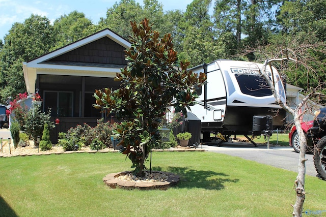 view of front of property with a front yard