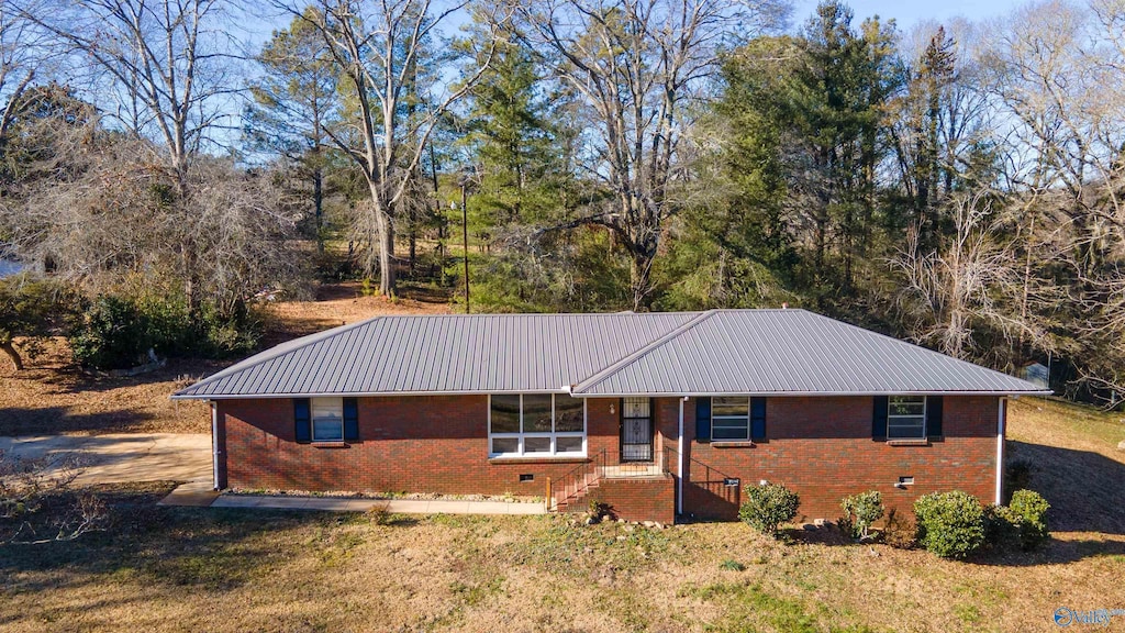 single story home with a front yard