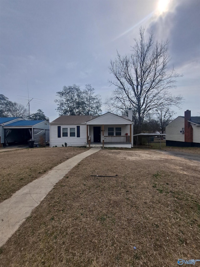 view of front facade with a porch and a front lawn