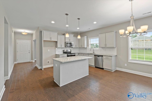 kitchen with stainless steel appliances, a sink, backsplash, a chandelier, and recessed lighting