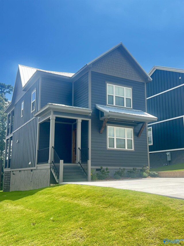 view of front facade with a front lawn