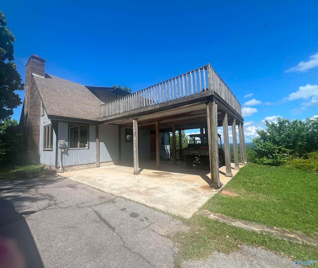 view of front facade featuring a carport and a front yard