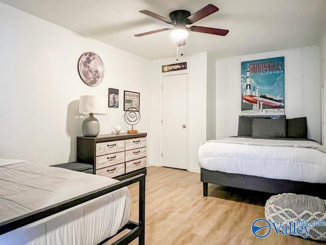 bedroom featuring light wood-style floors and ceiling fan