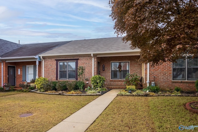 single story home with a front lawn