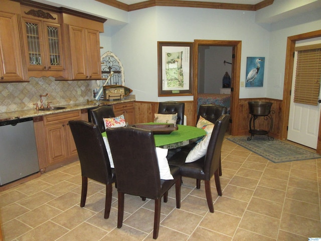 dining area with sink, ornamental molding, and light tile patterned floors