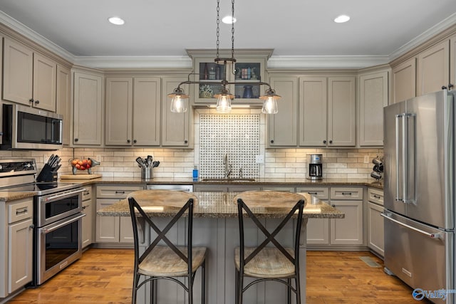 kitchen featuring sink, light hardwood / wood-style flooring, a kitchen island, and stainless steel appliances