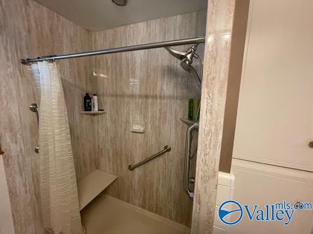 bathroom featuring a shower with shower curtain