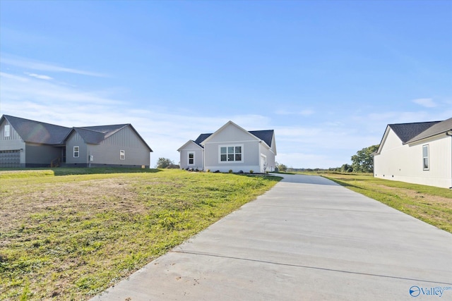 view of front of home with a front lawn