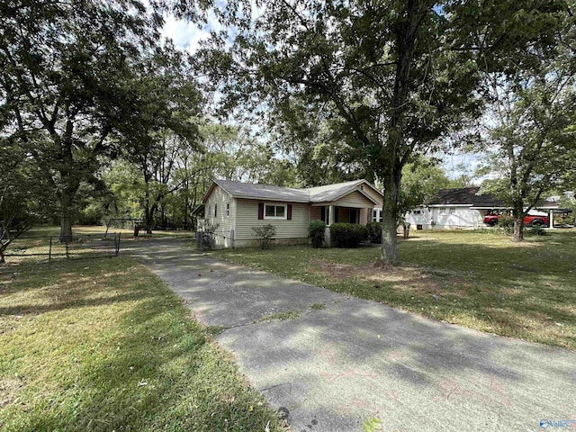 view of front facade with fence and a front lawn