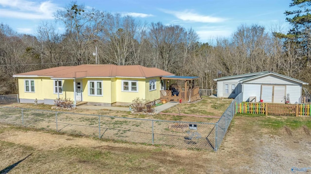 view of front of property featuring a front yard