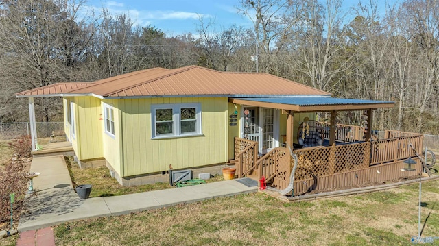 view of front of property with a front yard