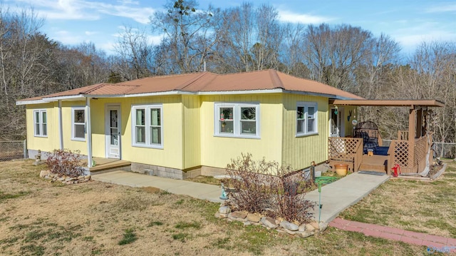 view of front of home featuring a front yard