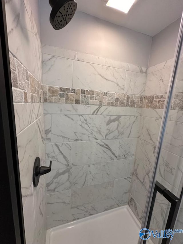 bathroom featuring a tile shower