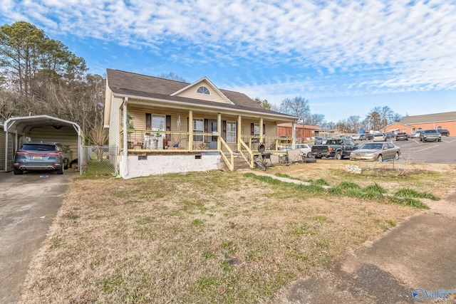 view of front of property featuring a porch, a front lawn, and a carport