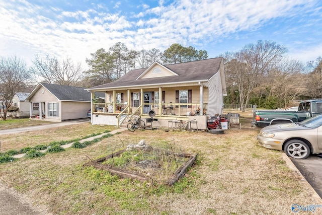 view of front facade featuring a porch and a front lawn