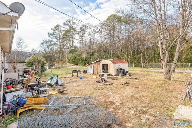 view of yard featuring a shed