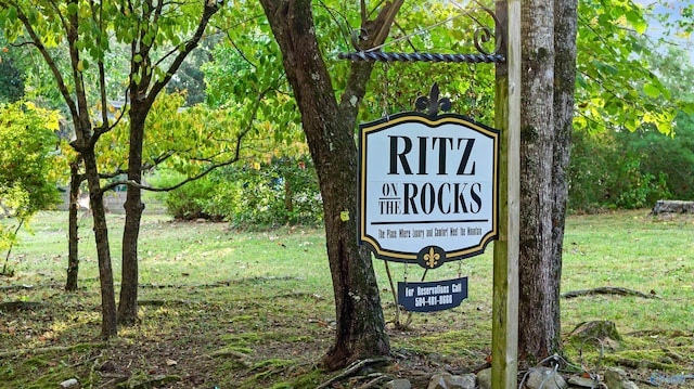 community / neighborhood sign featuring a lawn