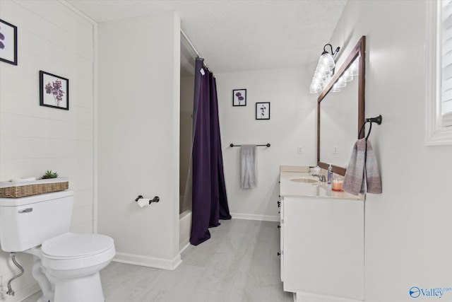 bathroom featuring toilet, vanity, a textured ceiling, shower / tub combo, and baseboards