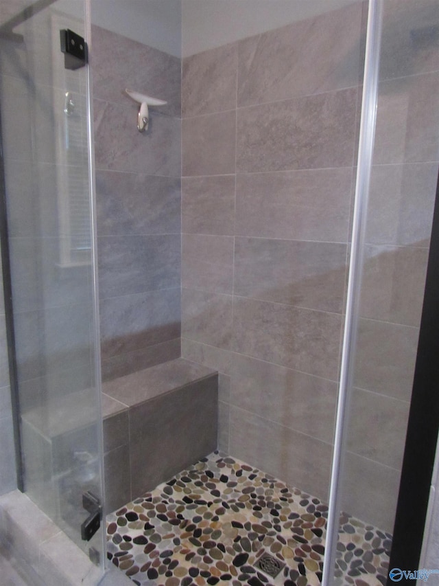 bathroom featuring tiled shower